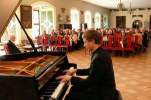 rozpoczęło się tradycyjnie muzyką. II Rapsodię węgierską F. Liszta gra Maciej Pabich.